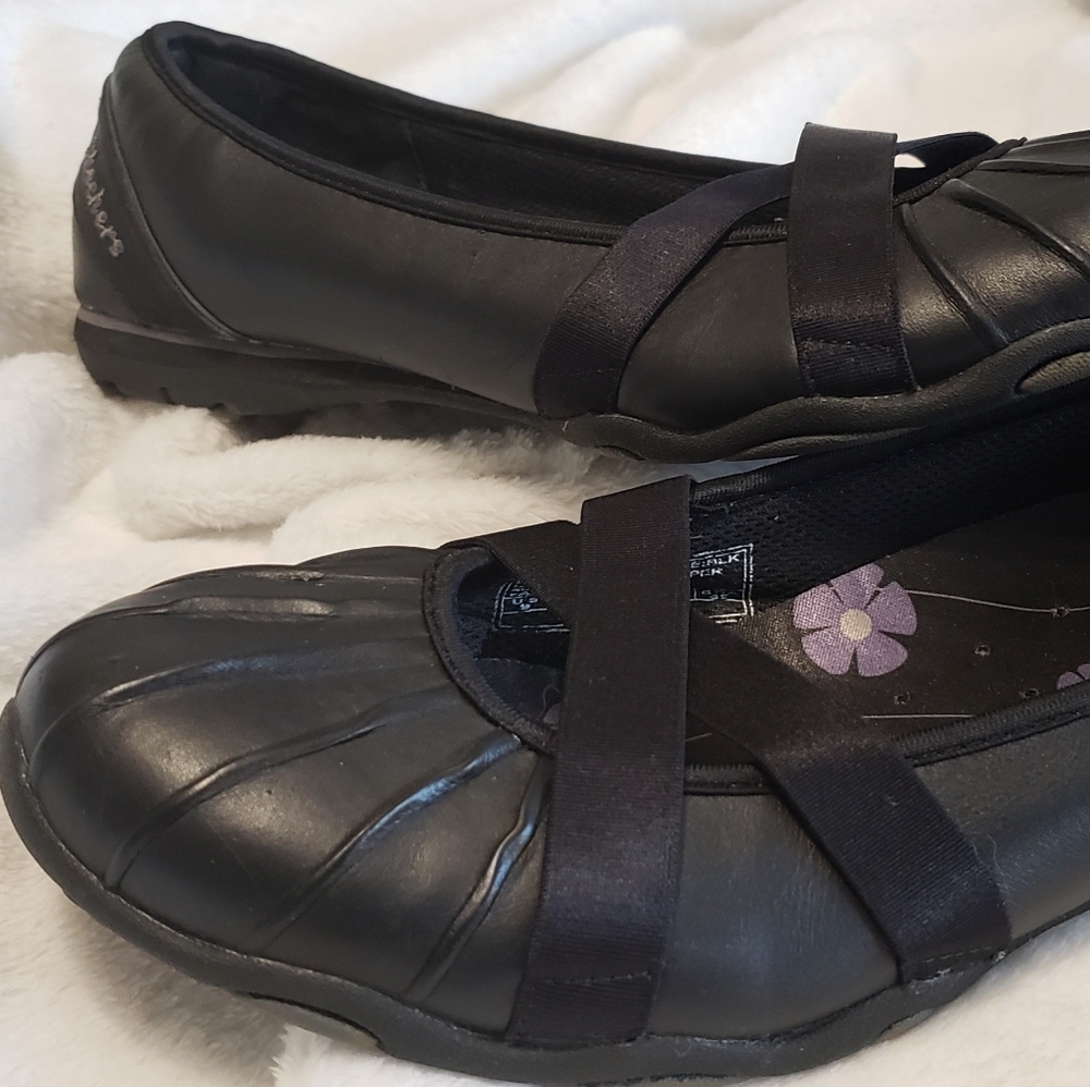 Womens 8 Sketchers shoes